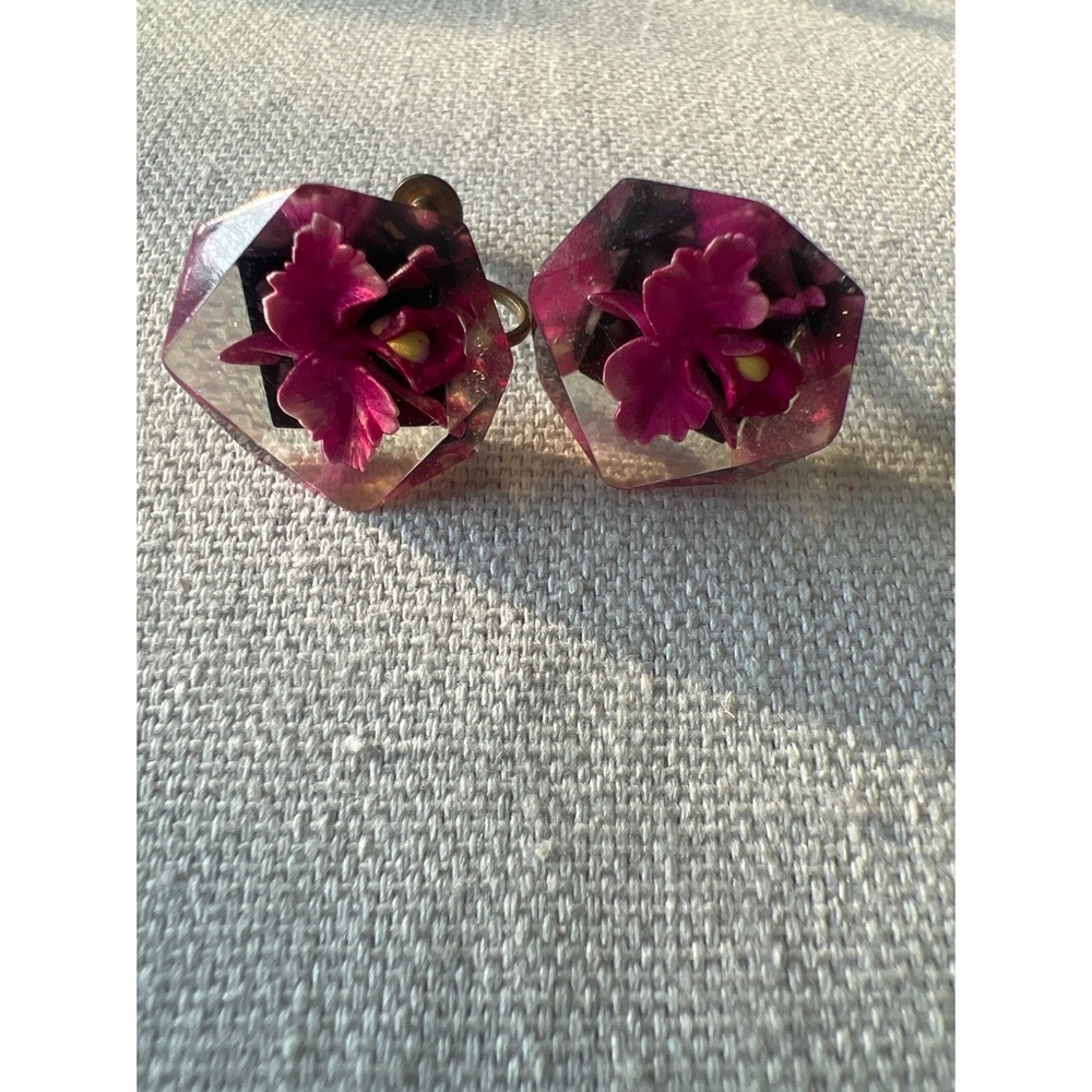 Vintage Octagon Purple Iris/Orchid Flower Earrings Screw Back Acrylic Gold Tone